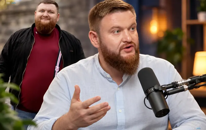Komiker Wladimir Schschoglo im Studio vor einem Mikrofon erzählt über seine Magen-OP und geliehenes Geld für sein Kind