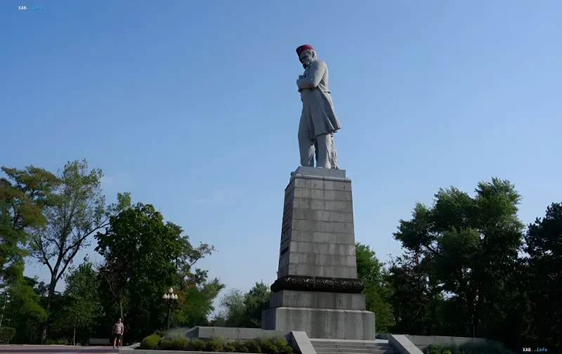 Taras-Schewtschenko-Denkmal in Dnipro mit einem großen mohnfarbenen Baret auf dem Kopf der Skulptur