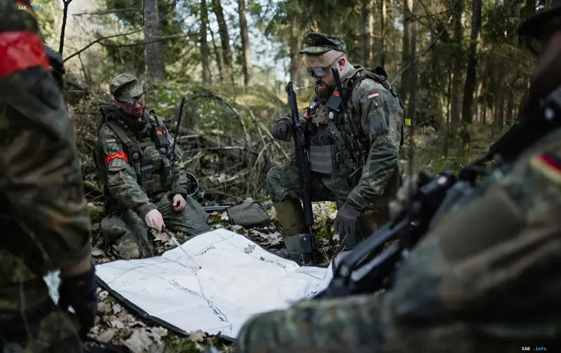 Bundeswehr-Soldaten studieren eine taktische Karte im Wald — Hintergrund der Beschränkung des AfD-Zugangs zu Militärgeheimnissen