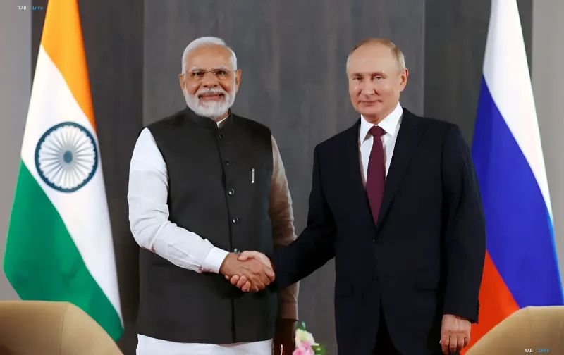 Narendra Modi und Wladimir Putin schütteln sich die Hände vor den Flaggen Indiens und Russlands bei Gesprächen auf dem BRICS-Gipfel in Neu-Delhi