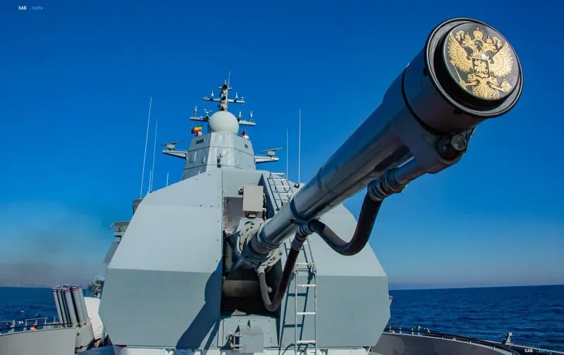 Носовая артиллерийская установка российского военного корабля в Средиземном море, герб РФ на дульном тормозе, конвой под наблюдением Италии