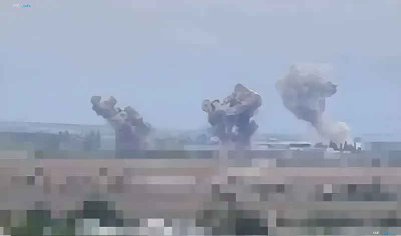 Rauch- und Staubwolken nach Explosionen über Odessa nach einem kombinierten Drohnen- und Lenkbombenangriff