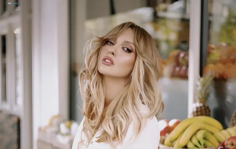 Olya Polyakova in white against a fruit backdrop: singer speaks about train evacuation due to a Shahed drone
