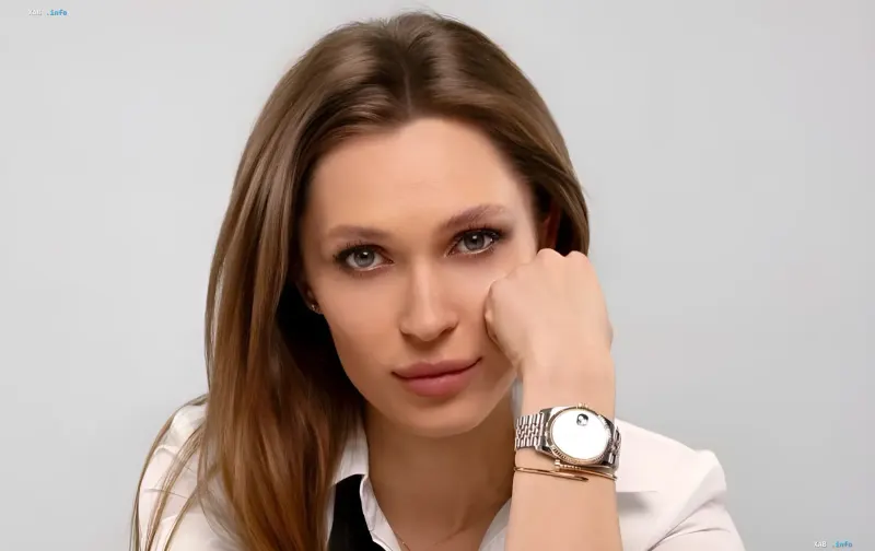 Портрет украинской актрисы Елены Светлицкой в белой рубашке, опирающейся подбородком на кулак, в интервью о поворотных ролях и будущем украинского кино