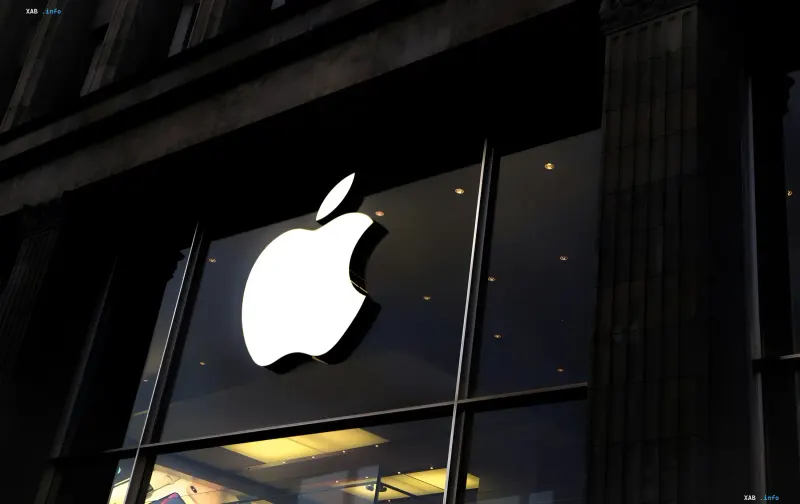Leuchtendes Apple-Logo an einer Ladefassade — das Unternehmen bereitet 16 Neuheiten bis 2027 vor
