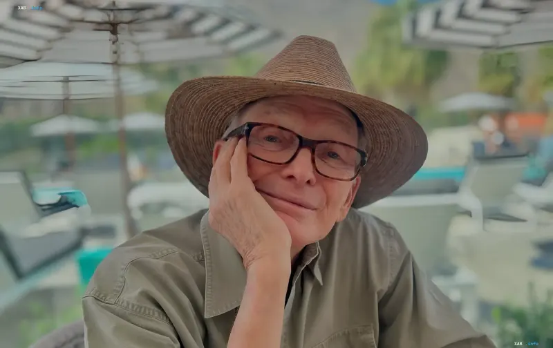 Bob Mackie, der legendäre Stylist und Gestalter der Bühnenlooks von Cher, Tina Turner und Elton John, mit Strohhut und Brille