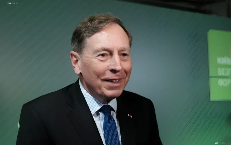 Ehemaliger CIA-Direktor David Petraeus auf einer Konferenz, der Russlands Angaben zu Frontfortschritten kommentiert