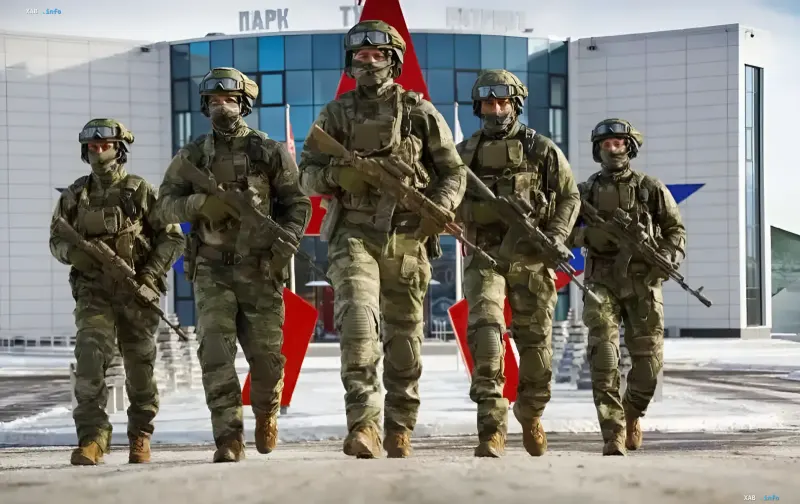 Пять военнослужащих в камуфляже с автоматами идут строем — иллюстрация к сюжету о сети российских спецслужб, обвинённой США в подготовке убийств
