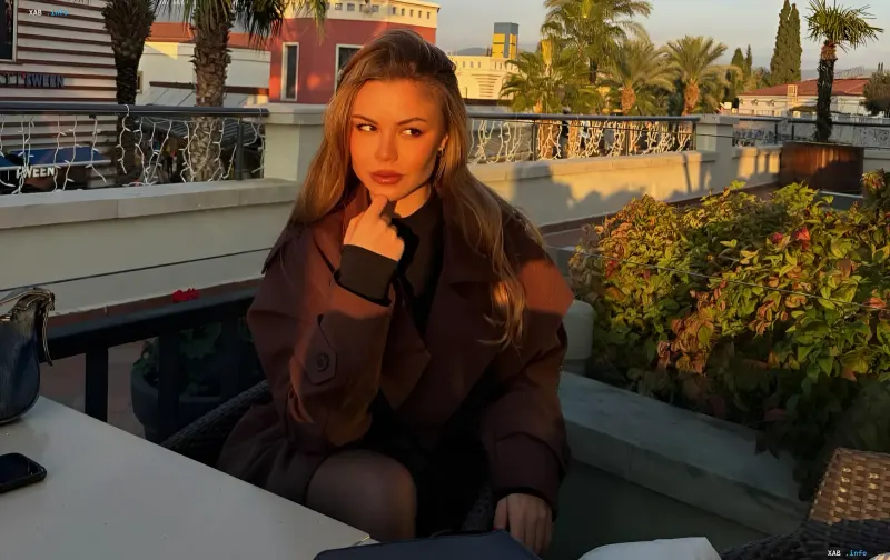 Zeynep Mestan, erste weibliche Trainerin des türkischen Männerklubs Turgutluspor, auf einer Dachterrasse bei Sonnenuntergang