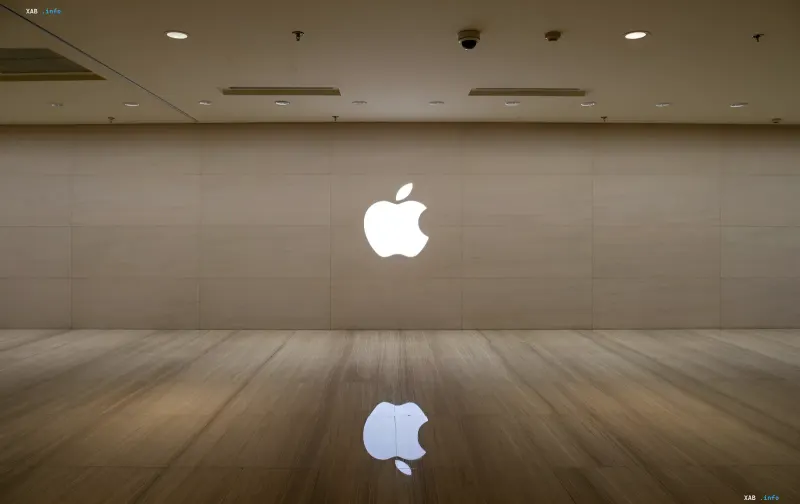Светящийся логотип Apple на минималистичной стене — символ возвращения компании к серверным ИИ-машинам на чипах M8 Ultra и NVLink Fusion от Nvidia