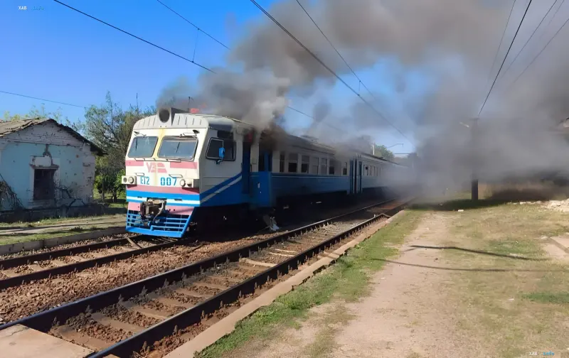 Brennender Vorortzug nach einem Angriff in der Oblast Charkiw: Rauch aus den Wagen auf dem Gleis