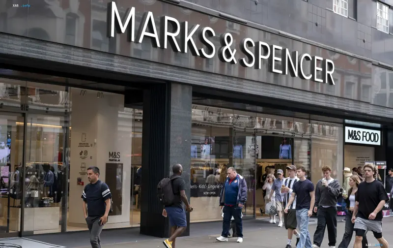 Фасад магазина Marks & Spencer с логотипом бренда, впервые представившего коллекцию на London Fashion Week