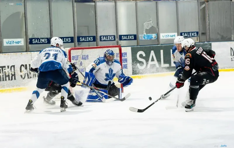 Hockey-Spiel der ukrainischen Meisterschaft: Angriff vor dem Tor und Torhüter im Stand vor der Saison 2026/27