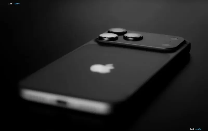 iPhone 18 Pro mit Dreifach-Kamera und Apple-Logo auf dunklem Hintergrund – das Smartphone, dessen erste Besitzer über Touchscreen-Ausfall und Face-ID-Abstürze berichten