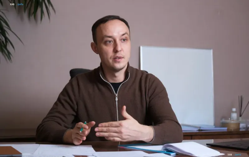 Чоловік за робочим столом з документами в контексті зняття санкцій ЄС проти Усманова та Фридмана