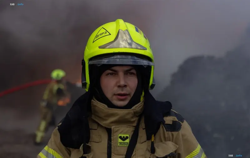 Пожарний у жовтому шлемі ДСНС ліквідує наслідки масованої атаки дронів на Київ