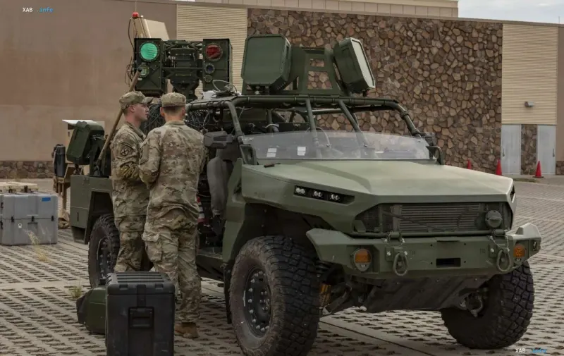US-Army-Soldaten warten das mobile Lasersystem AMP-HEL auf einem leichten taktischen Fahrzeug während der Erprobung in Fort Bliss