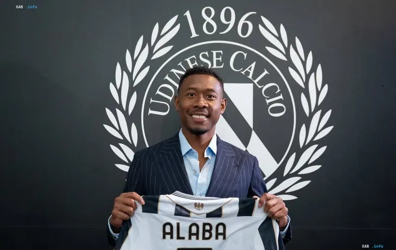 David Alaba bei der offiziellen Vorstellung beim Udinese mit dem Trikot des Vereins
