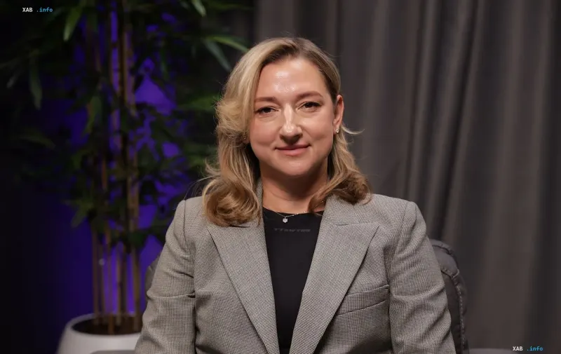 Porträt von Jelena Borisowa, Gründerin von GastroFamily, im Geschäftskostüm