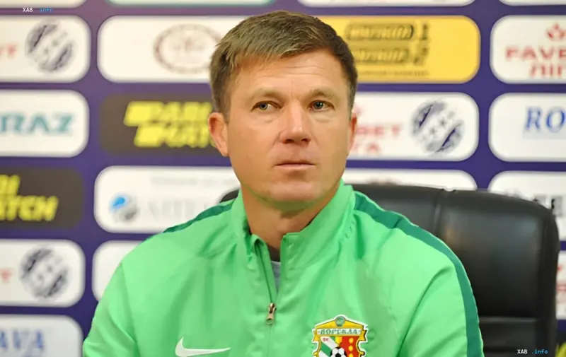 Yuriy Maksymov at a press conference in the Aras-Nakhchivan coach jacket after his appointment at the Azerbaijani club