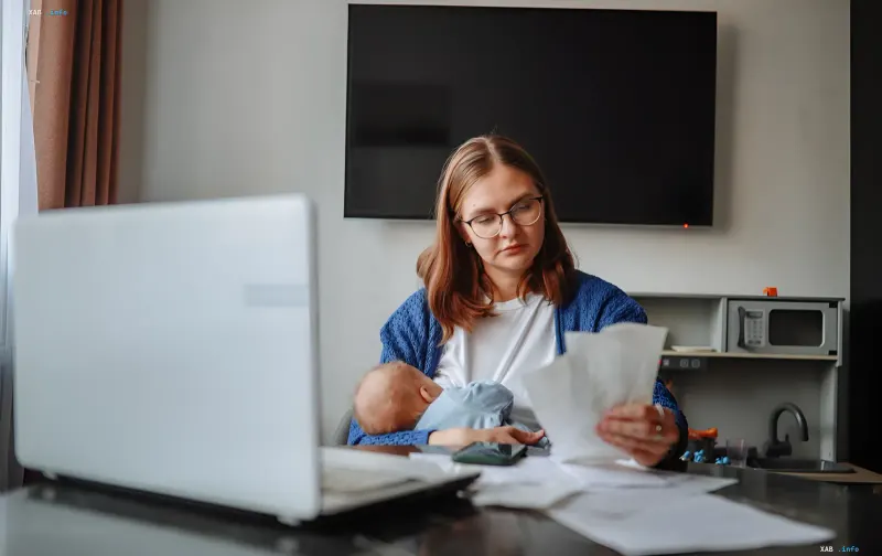 Mutter und Kind besprechen Unterhaltsfragen