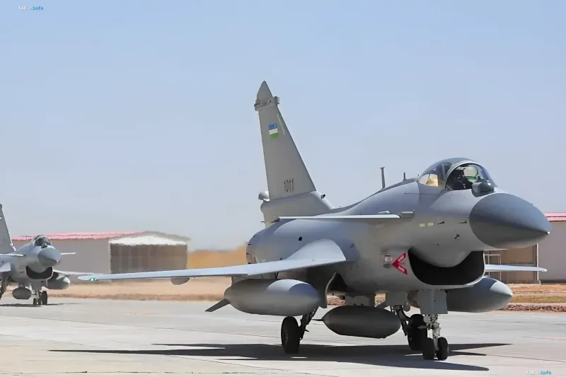 Китайський багатоцільовий винищувач J-10CE на авіабазі в Узбекистані