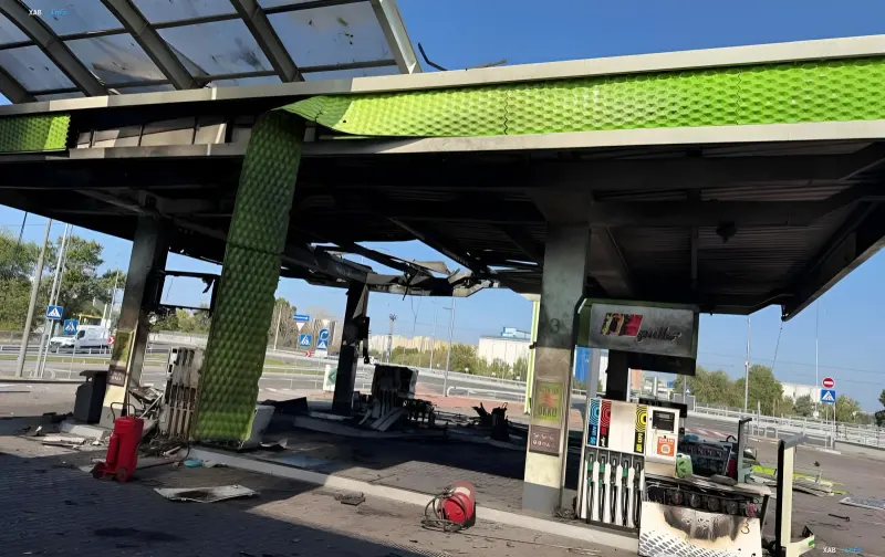 Пошкоджена внаслідок ранкової атаки АЗС мережі ОККО у Києві