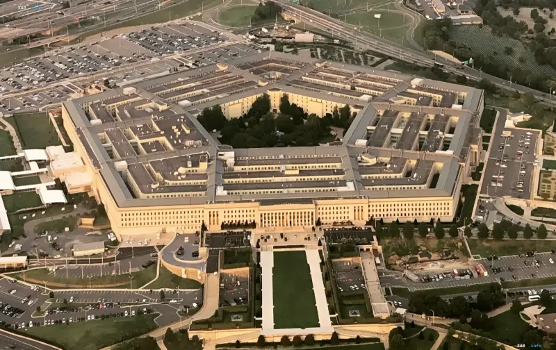 Cyberangriff-Symbolbild über dem Pentagon und US-Behördendatenbanken