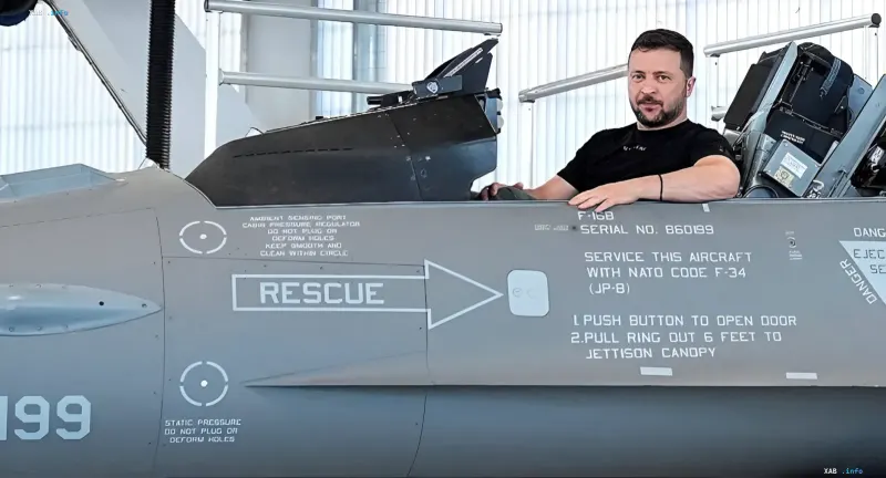 F-16-Kampfflugzeug der ukrainischen Streitkräfte im Flug