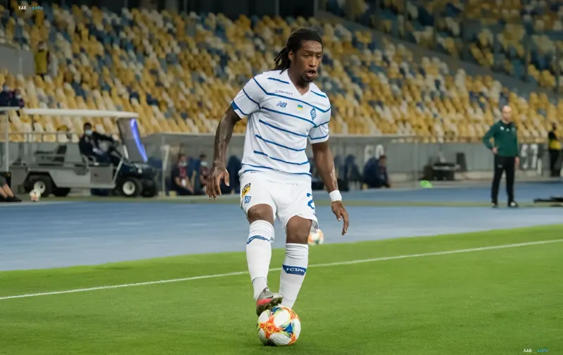 Gerson Rodrigues training with his son in a Dynamo kit