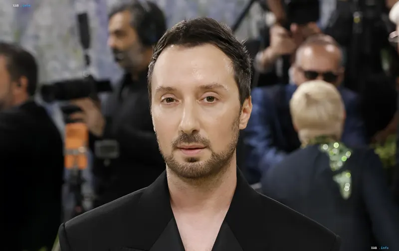 Модель на показе Saint Laurent весна-лето 2027 в Париже на фоне Эйфелевой башни