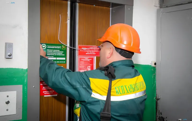 Alter Aufzug in einem Mehrfamilienhaus in der Ukraine