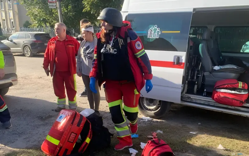 Наслідки ворожого удару керованими авіабомбами по житлових будинках у Харкові