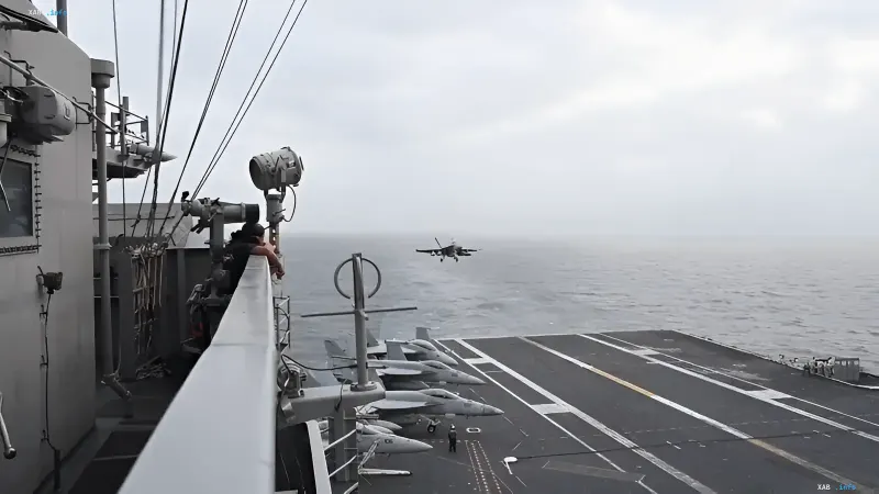 Американський атомний авіаносець USS Theodore Roosevelt у відкритому морі
