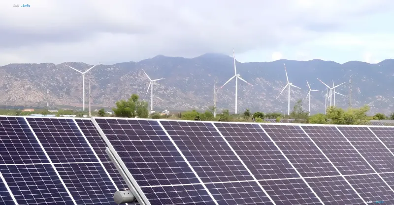 Solarmodule vor dem Hintergrund von Energieanlagen in Europa
