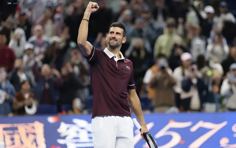 Novak Djokovic feiert Sieg beim Turnier in Peking