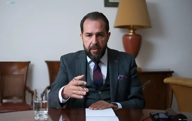 Польский флаг на фоне зданий и украинские беженцы