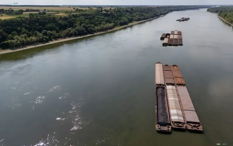 Schiffe in einem Donauhafen der Ukraine im Rahmen der Entwicklung der Flusslogistik