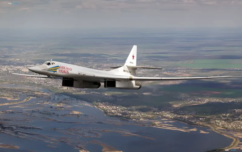 Strategischer Bomber Tu-160 im Flug