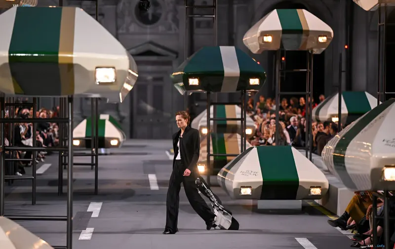 Футуристическое шоу Louis Vuitton с автомобилями над подиумом на Paris Fashion Week
