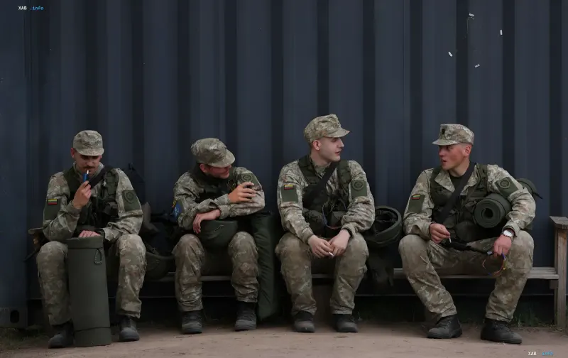 Lithuanian military personnel at the border with the Kaliningrad region