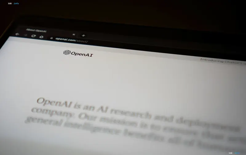Grafische Darstellung eines neuronalen Netzes und mathematischer Formeln vor einem GitHub-Code-Hintergrund