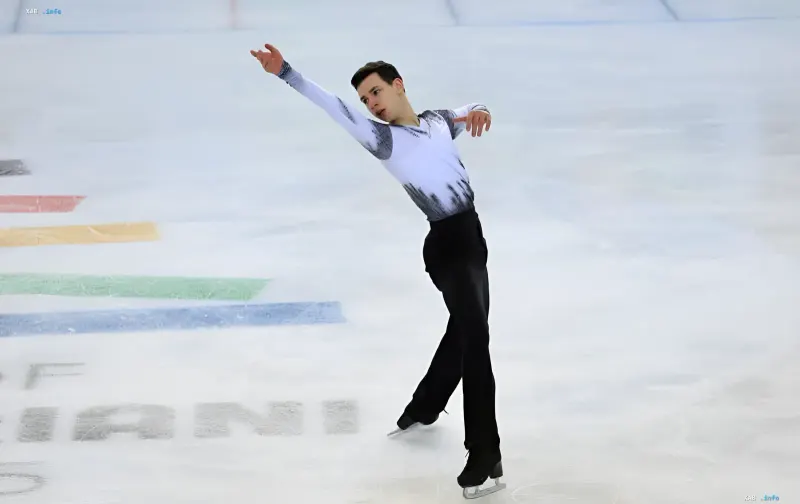 Der ukrainische Eiskunstläufer Egor Kurtsev auf der Eisbahn während seiner Kür