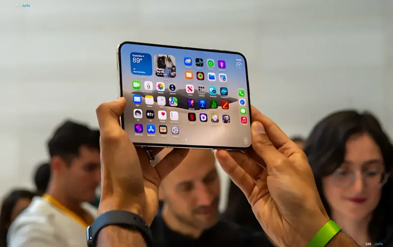 Смартфон iPhone Duo на витрине магазина Apple Store