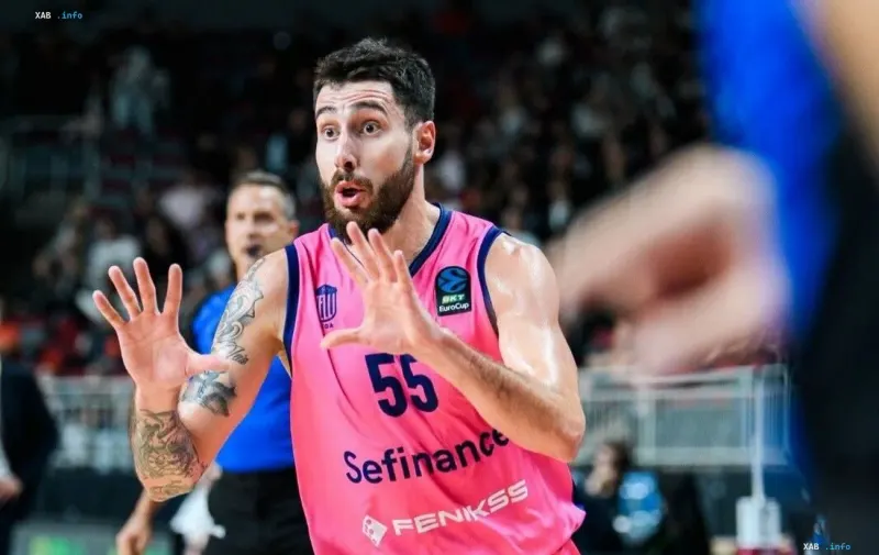Der ukrainische Basketballspieler Ivan Tkachenko beim Europapokalspiel