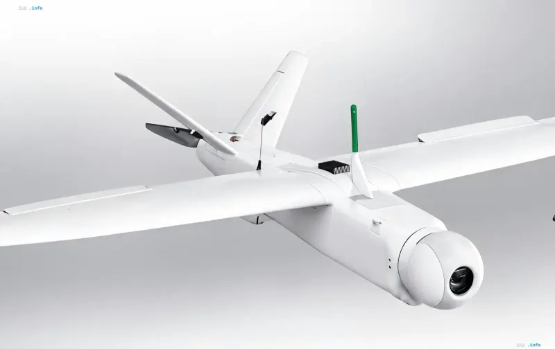 Weiße militärische Aufklärungsdrohne mit optischer Kamera und Kommunikationsantenne vor hellem Hintergrund