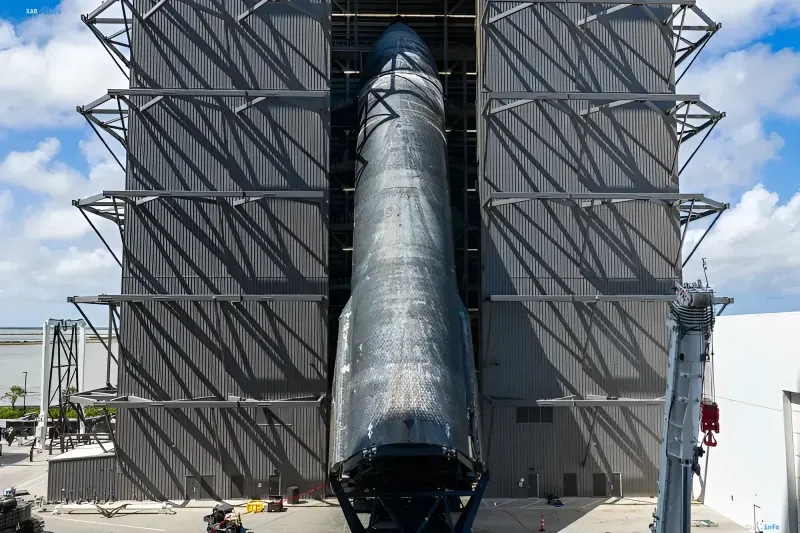 Starship-Oberstufe Ship 40 in der Megabay-Montagehalle auf der Starbase installiert