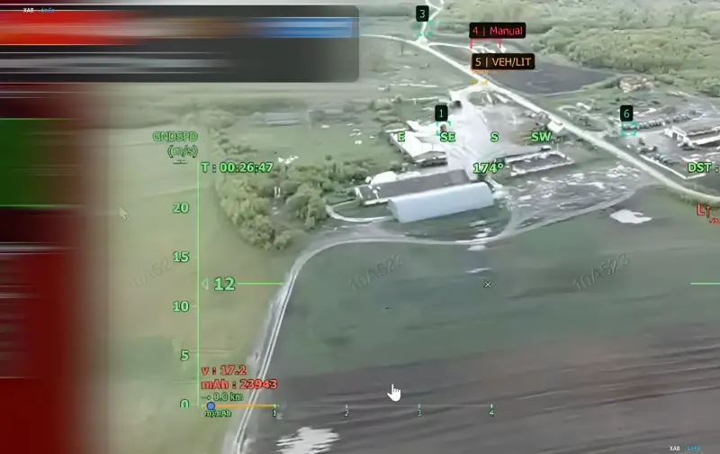 Кадры с экрана монитора оператора FPV-дрона спецподразделения ГУР Артан с навигационной сеткой