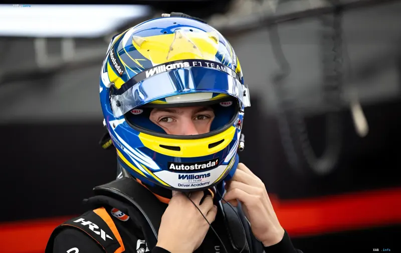 Украинский гонщик Александр Бондарев в сине-желтом шлеме команды Williams перед дебютом в Макао