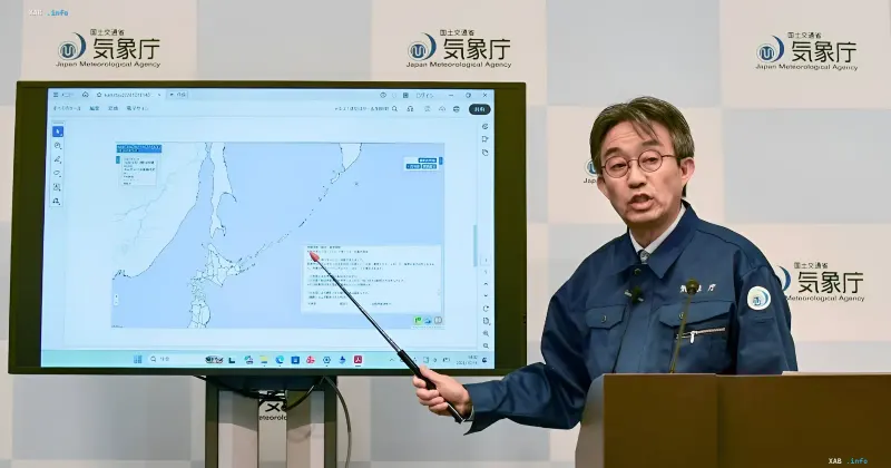JMA-Abteilungsleiter Ayataka Ebita hält eine Pressekonferenz zum Fehlalarm über ein Erdbeben der Stärke 9,9 in Japan ab